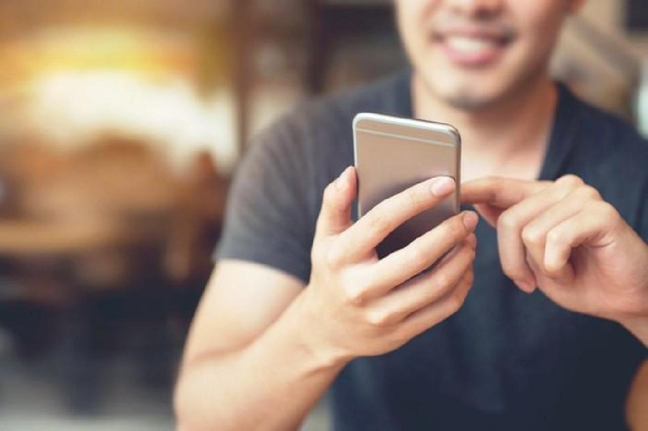 USO DE CELULAR COM CABEÇA INCLINADA PODE CAUSAR LESÃO NA CERVICAL