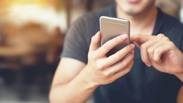 USO DE CELULAR COM CABEÇA INCLINADA PODE CAUSAR LESÃO NA CERVICAL