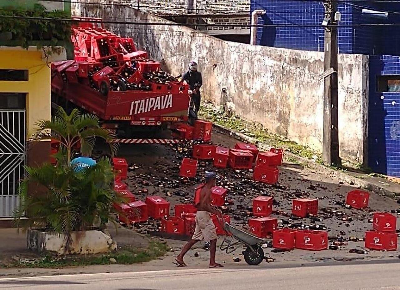 ILHÉUS: CAMINHÃO COM CERVEJA NÃO CONSEGUE SUBIR LADEIRA E MERCADORIA VAI AO CHÃO