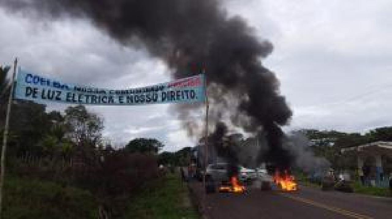 PROTESTO BLOQUEIA TRECHO DA BA 001 ENTRE UNA E ILHÉUS 