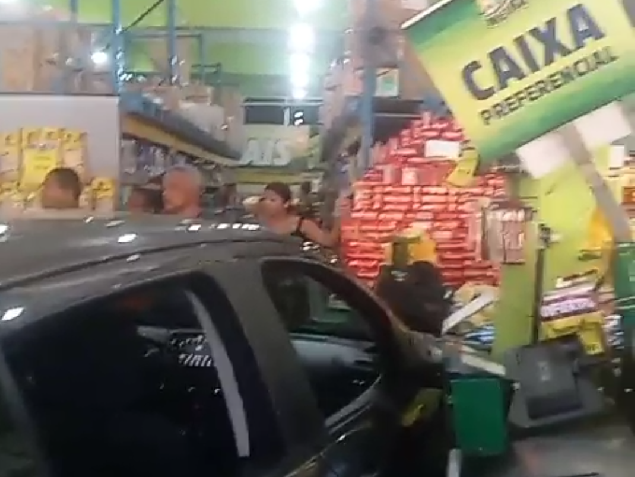 CARRO INVADE SUPERMERCADO EM ILHÉUS 