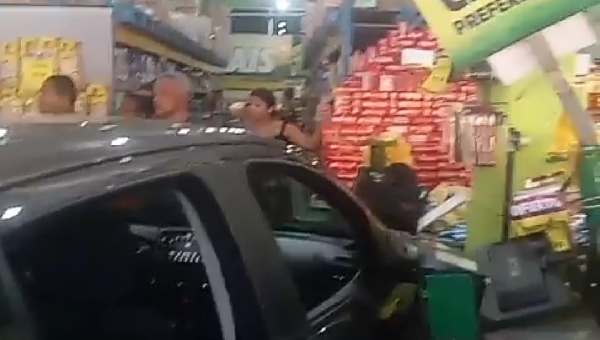 CARRO INVADE SUPERMERCADO EM ILHÉUS 