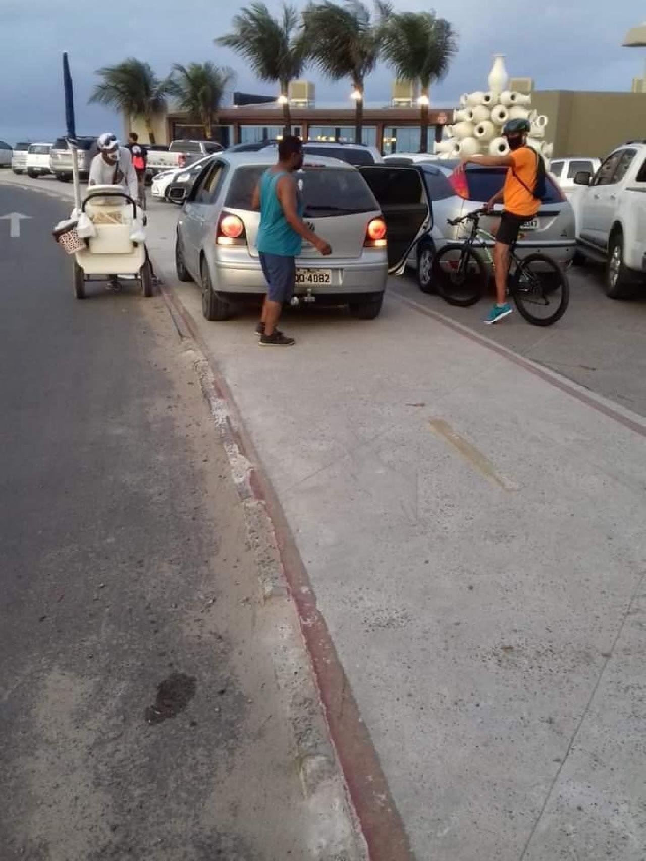 ILHÉUS: MOTORISTAS CONTINUAM A ESTACIONAR NA CICLOVIA NA LITORÂNEA SUL 