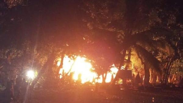 CABANA PEGA FOGO NA PONTA DO MUTÁ EM BARRA GRANDE