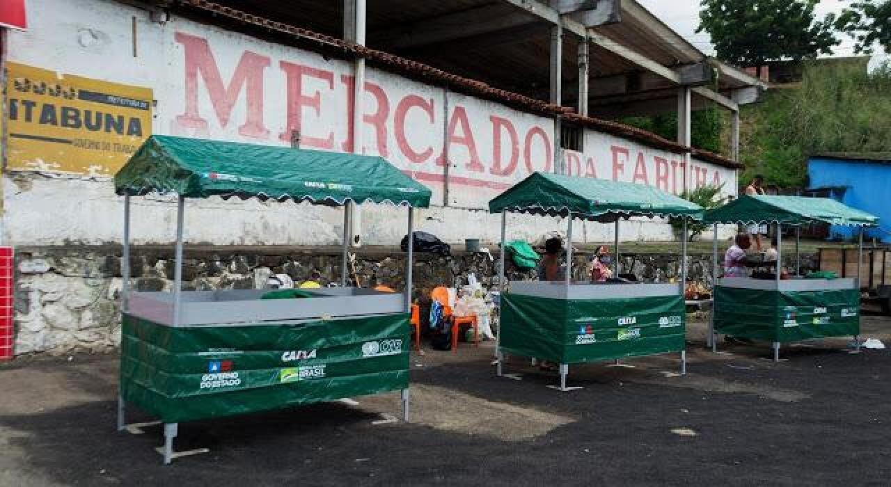 FEIRANTES DE ITABUNA RECEBEM BARRACAS PADRONIZADAS