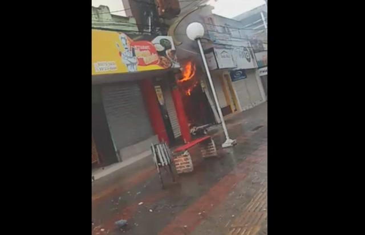 LOJA DE ROUPAS É ATINGIDA POR INCÊNDIO EM ITABUNA