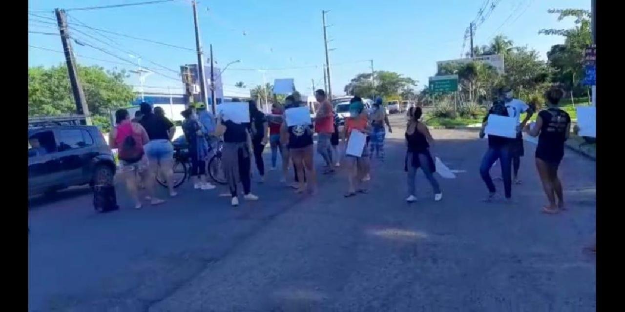 ILHÉUS: MARÉ AVANÇA E MORADORES PROTESTAM FECHANDO A RODOVIA 