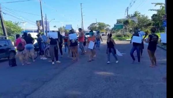 ILHÉUS: MARÉ AVANÇA E MORADORES PROTESTAM FECHANDO A RODOVIA 