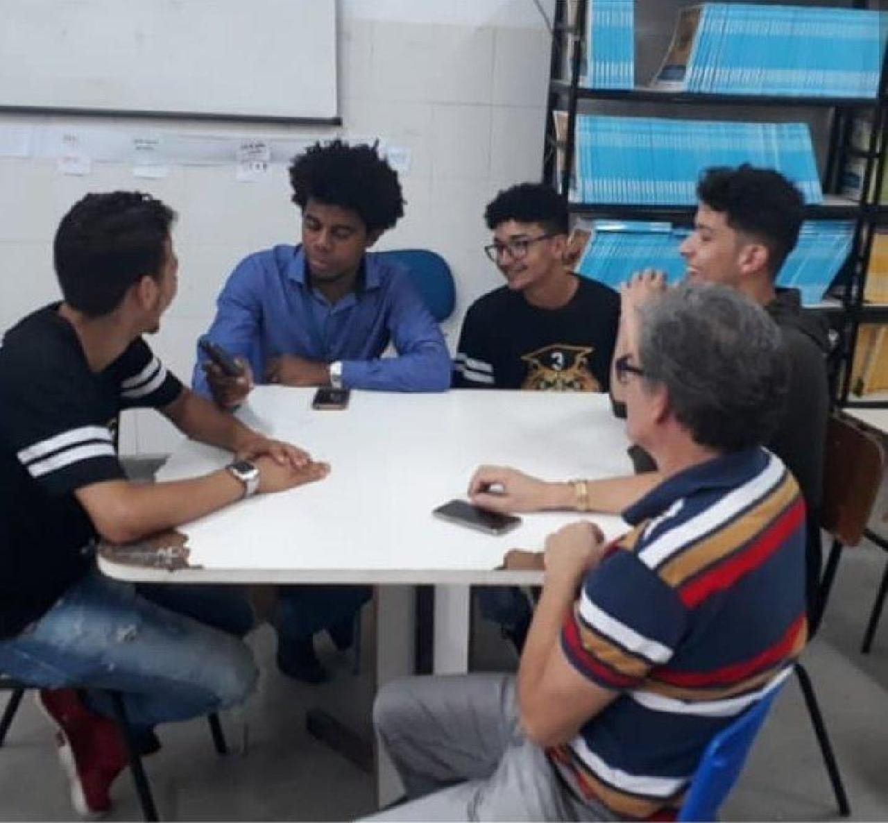 ESTUDANTES DO INTERIOR DA BAHIA DESENVOLVEM TÊNIS CAPAZ DE GERAR ENERGIA LIMPA