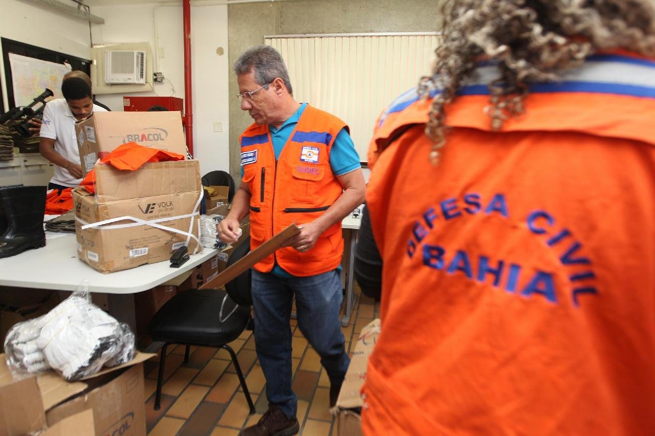 DEFESA CIVIL DA BAHIA ORGANIZA EQUIPAMENTOS PARA LIMPEZA DE ÓLEO NAS PRAIAS