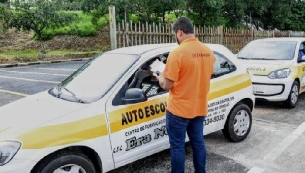 DETRAN-BA ALINHA COM AUTOESCOLAS RETOMADA DAS ATIVIDADES PRESENCIAIS