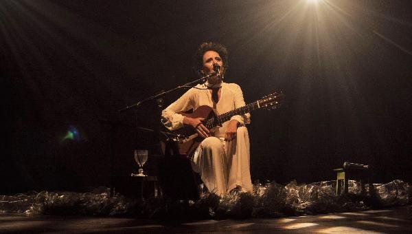 ENTRE CANÇÕES E HISTÓRIAS: SHOW TRAZ FLAVIA WENCESLAY EM VOZ E VIOLÃO