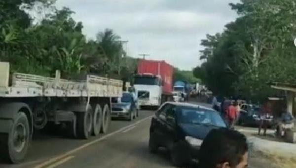 APÓS 3 DIAS SEM FORNECIMENTO DE ENERGIA , POPULAÇÃO INTERDITA RODOVIA EM ILHÉUS