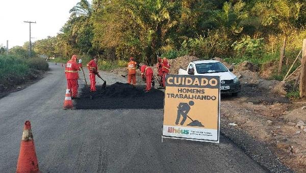 OPERAÇÃO TAPA-BURACOS ATENDE COMUNIDADE DO SOL E MAR E OUTRAS 35 LOCALIDADES EM ILHÉUS 