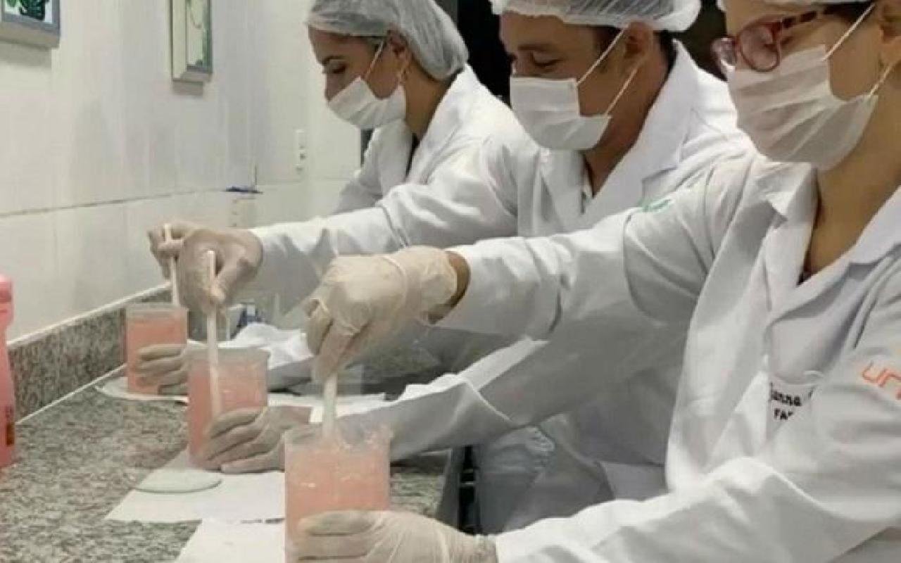 ESTUDANTES DE FARMÁCIA DE FEIRA DE SANTANA PRODUZEM ÁLCOOL GEL E DISTRIBUEM GRATUITAMENTE EM INSTITUIÇÃO 