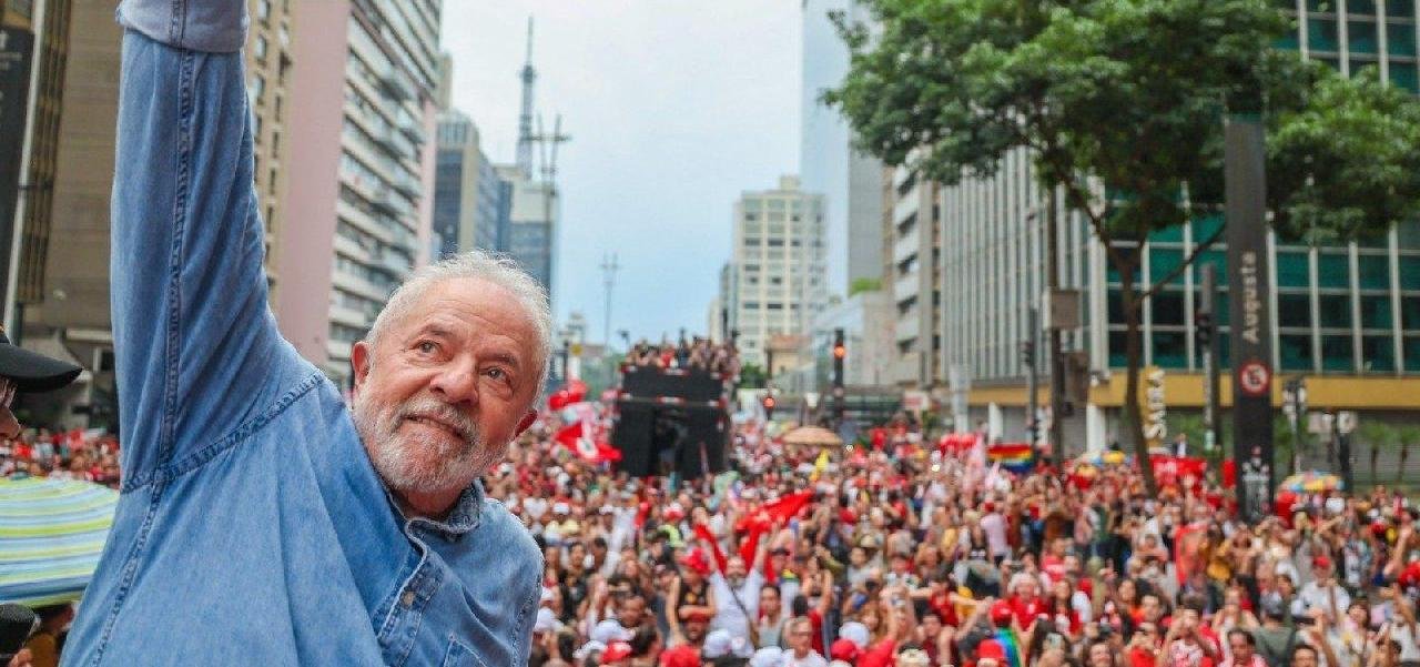 LUIZ INÁCIO LULA DA SILVA É ELEITO PRESIDENTE DO BRASIL 