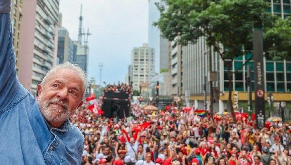 LUIZ INÁCIO LULA DA SILVA É ELEITO PRESIDENTE DO BRASIL 