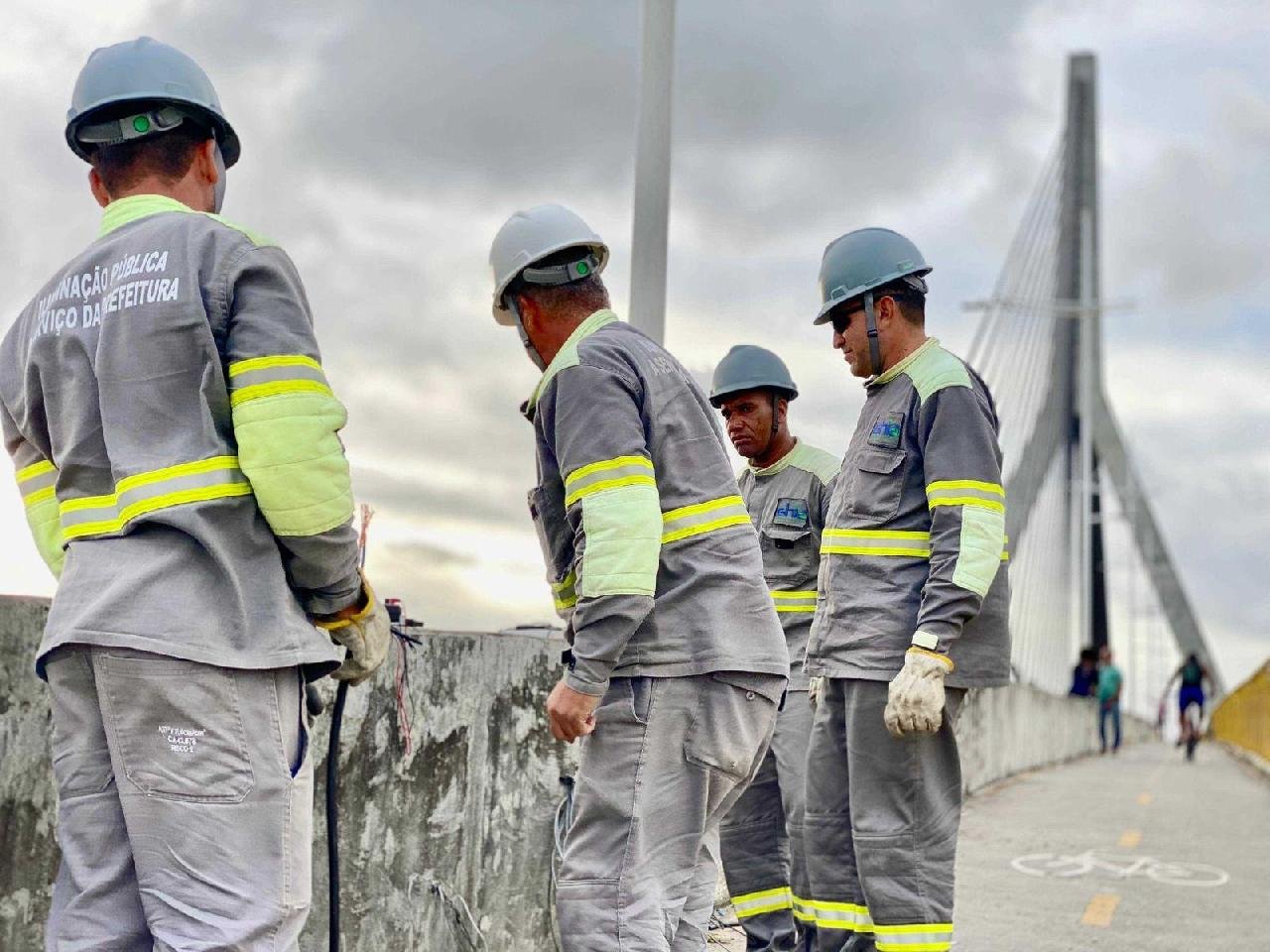 SERVIÇO DE ILUMINAÇÃO DA PONTE JORGE AMADO DEVE SER CONCLUÍDO ESTE FIM DE SEMANA