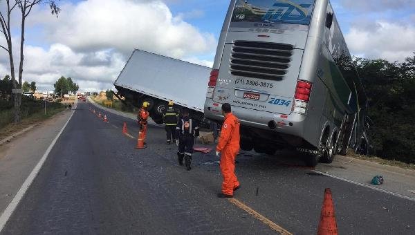 ÔNIBUS COM DELEGAÇÃO SUB-15 DO BAHIA SE ENVOLVE EM ACIDENTE COM PELO MENOS 2 MORTOS