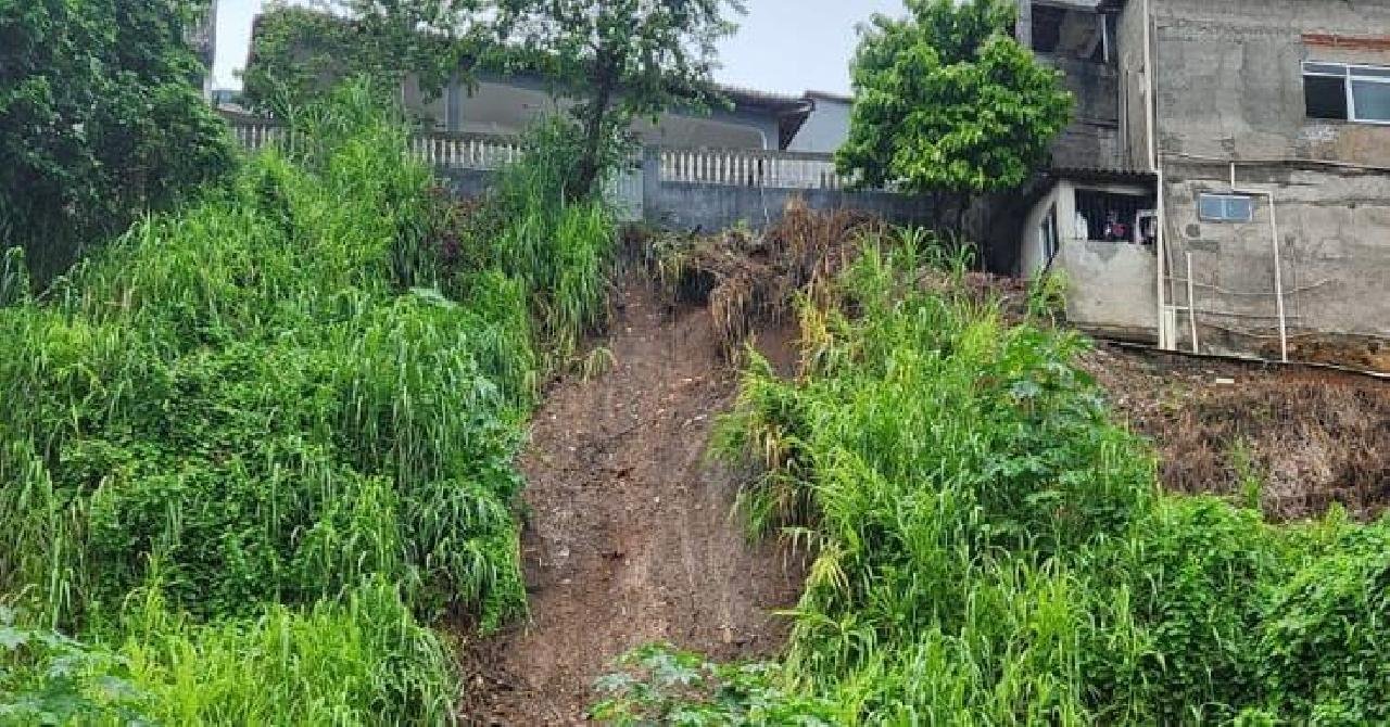 CHUVA CAUSA DESLIZAMENTO DE TERRA EM ILHÉUS