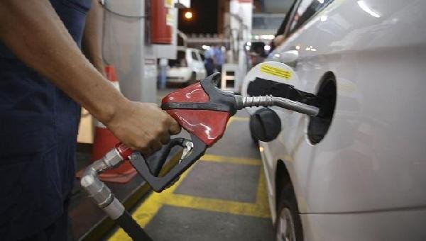 PREÇO DA GASOLINA SOBE PELA 4ª SEMANA E ACUMULA ALTA DE 3,5% EM UM MÊS