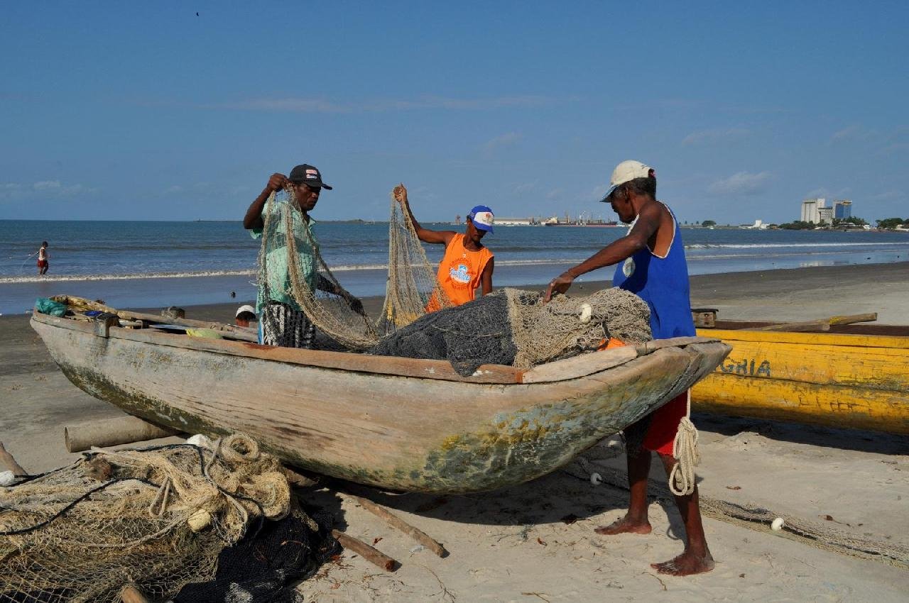 PESCADORES DISCUTEM O PROBLEMA TRAZIDO PELO ÓLEO E GOVERNO FEDERAL GARANTE SEGURO