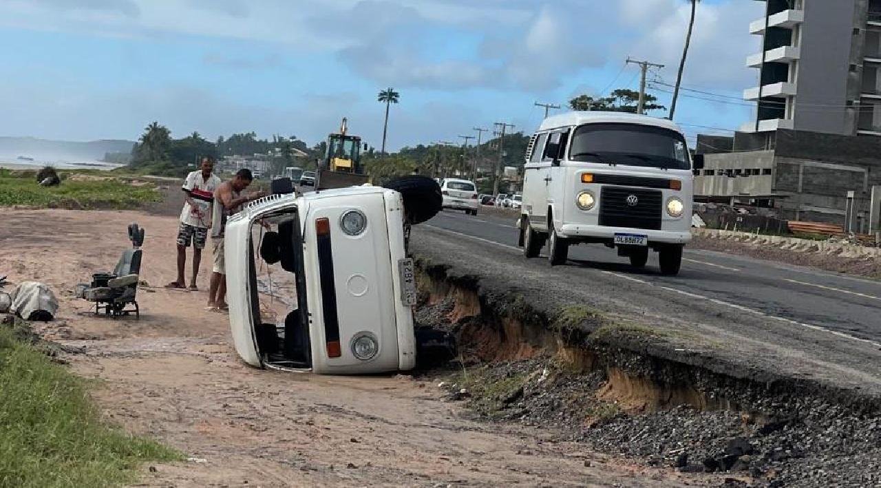 CARRO TOMBA NA BA-001 EM LOCAL SEM SINALIZAÇÃO, NA ZONA SUL DE ILHÉUS 