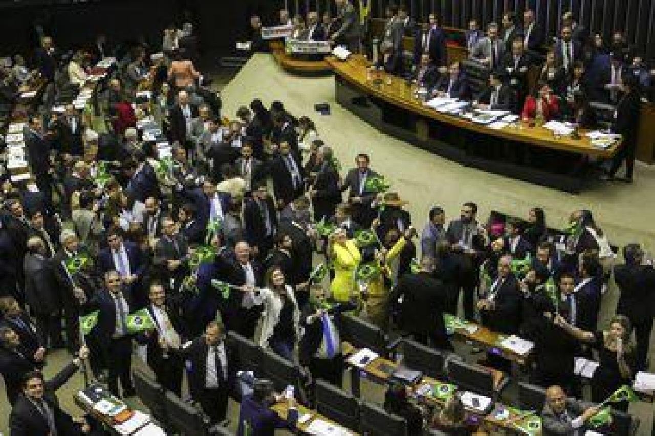 CÂMARA APROVA REGRAS ESPECIAIS DE APOSENTADORIA DE POLICIAIS DA UNIÃO