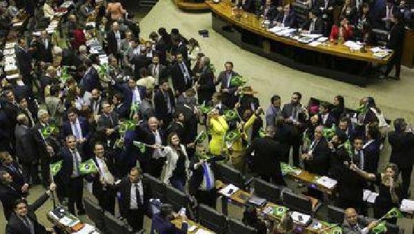 CÂMARA APROVA REGRAS ESPECIAIS DE APOSENTADORIA DE POLICIAIS DA UNIÃO