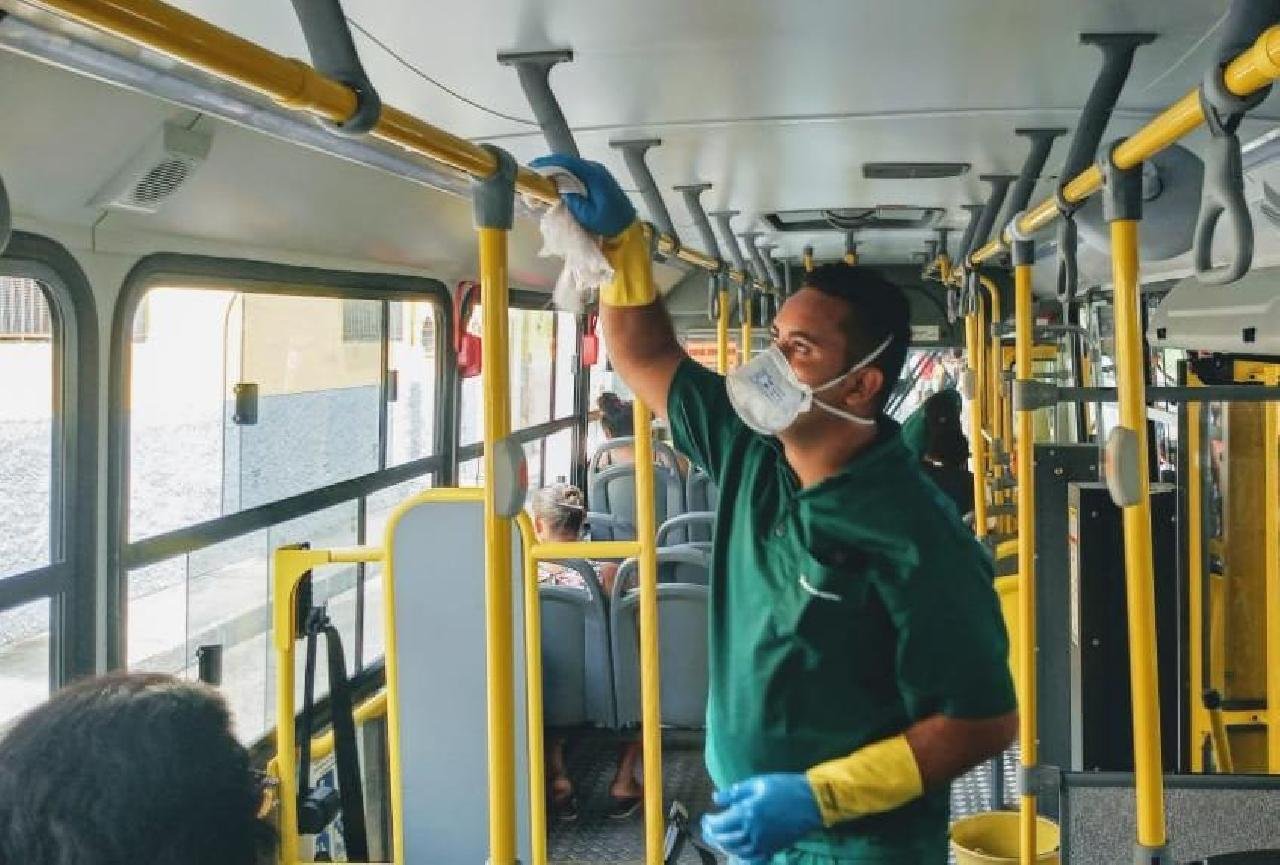 EMPRESAS INTENSIFICAM LIMPEZA EM ÔNIBUS COLETIVO DE ILHÉUS 