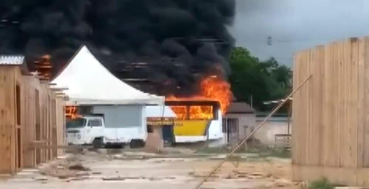 EUNÁPOLIS ESTÁ HÁ 6 DIAS SEM ÔNIBUS DO TRANSPORTE PÚBLICO APÓS DOIS COLETIVOS SEREM INCENDIADOS