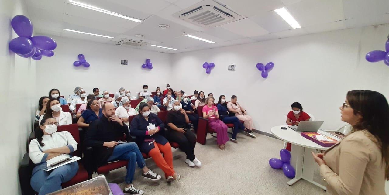 HOSPITAL REGIONAL COSTA DO CACAU CELEBRA AGOSTO LILÁS COM PALESTRA SOBRE COMBATE À VIOLÊNCIA CONTRA MULHER 