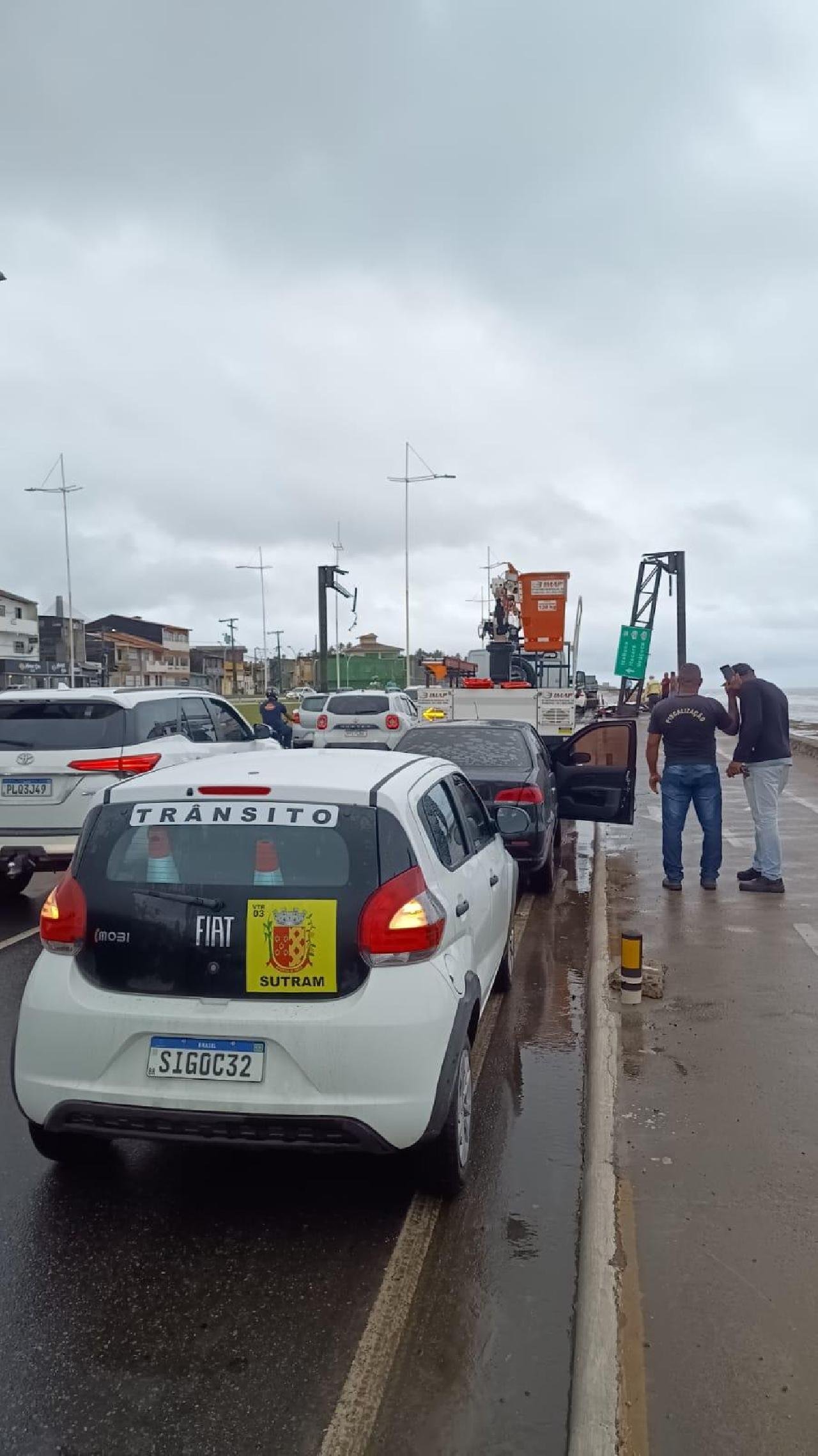 APÓS DESABAMENTO DE TRELIÇA PREFEITURA RETIRA DESTROÇOS E LIBERA TRÂNSITO NO PONTAL 