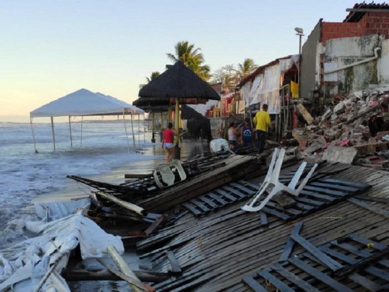 CABANAS SÃO DESTRUÍDAS NA ORLA NORTE DE ILHÉUS POR FORÇA DA MARÉ