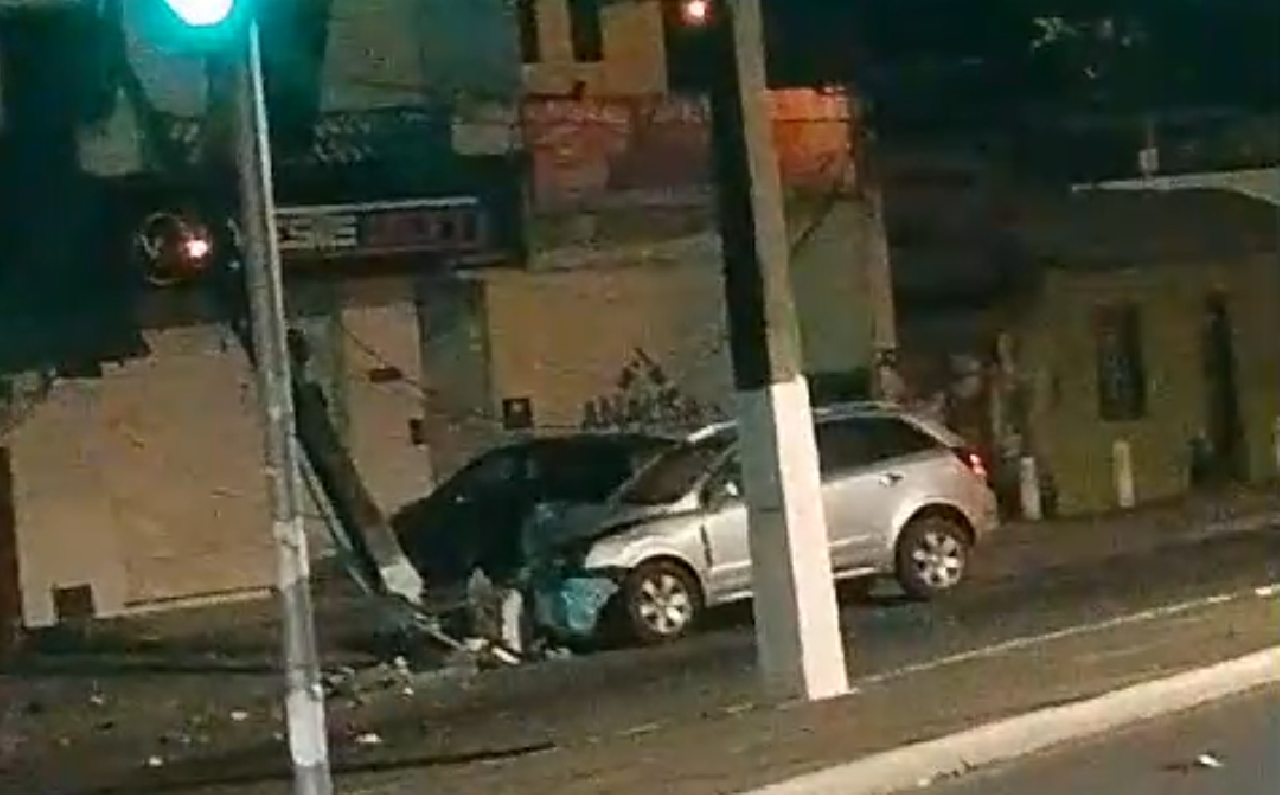 MOTORISTA PERDE CONTROLE DO VEÍCULO E BATE EM POSTE NA ZONA NORT E DE ILHÉUS