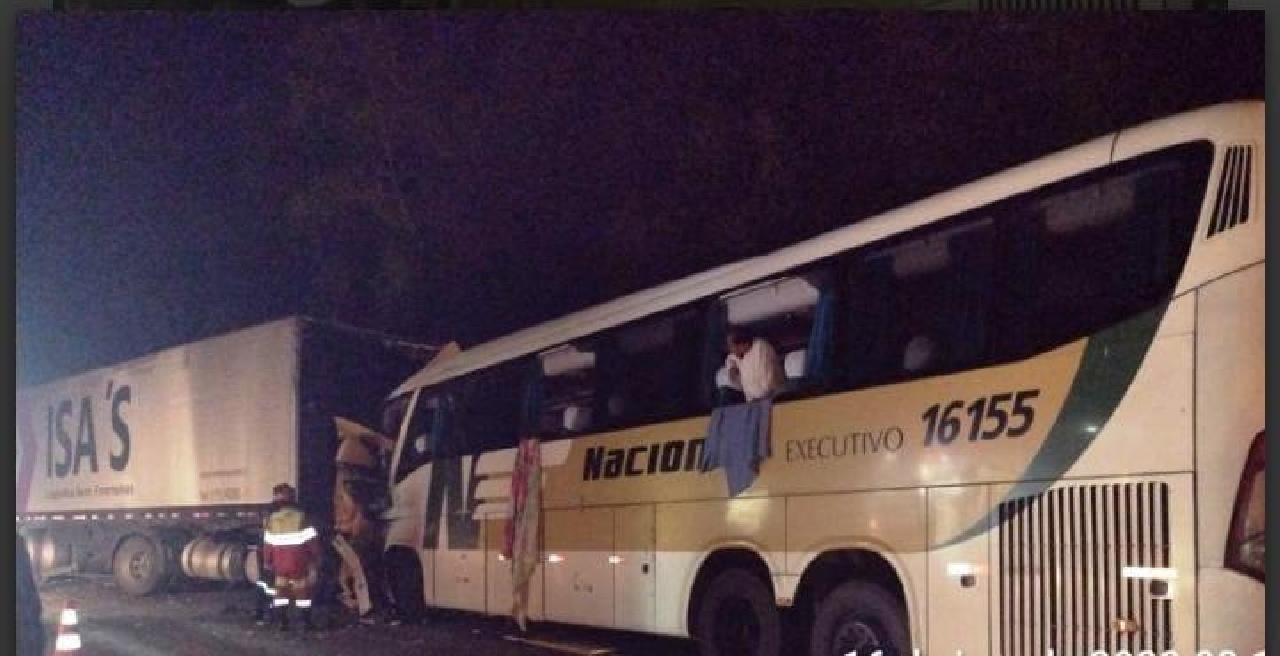 ÔNIBUS QUE SAIU DE ILHÉUS PARA O RIO DE JANEIRO COLIDE COM CAMINHÃO E MOTORISTA VEM A ÓBITO 