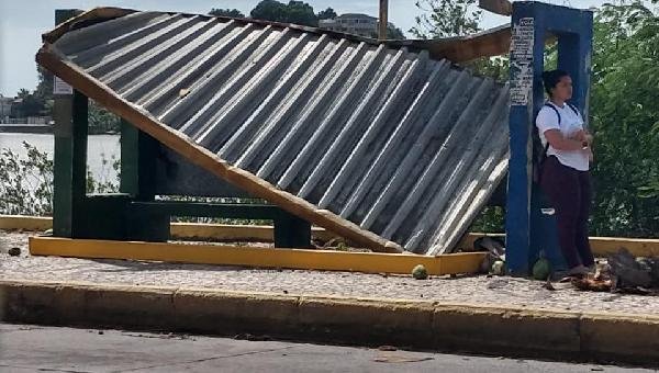 ABRIGO DE ÔNIBUS DESABA NA ZONA SUL DE ILHÉUS 