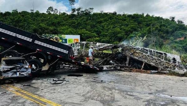 ACIDENTE NA BR-116: ÔNIBUS, CARRETA E CARRO SE ENVOLVEM EM COLISÃO E DEIXAM 22 MORTOS