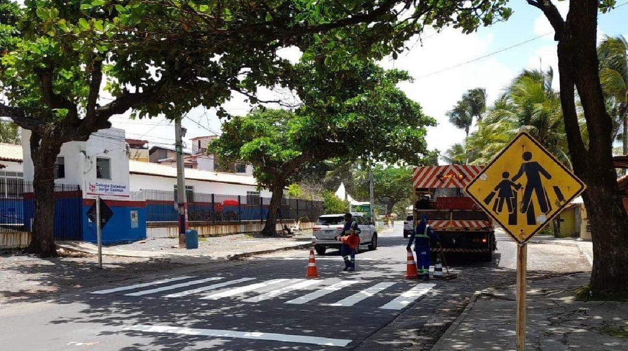 TRECHO DA BA-001 E ACESSO AO RESIDENCIAL SOL E MAR RECEBEM MELHORIA NA SINALIZAÇÃO VIÁRIA 