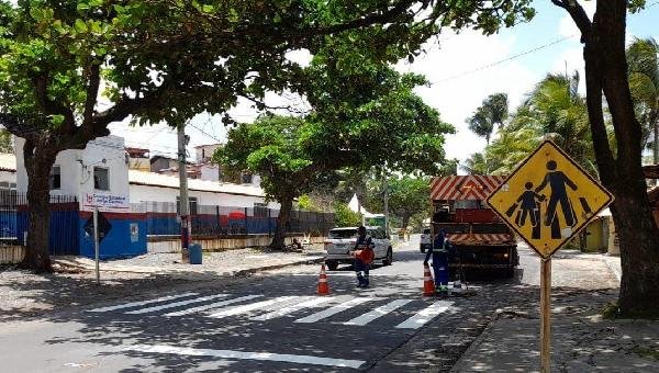 TRECHO DA BA-001 E ACESSO AO RESIDENCIAL SOL E MAR RECEBEM MELHORIA NA SINALIZAÇÃO VIÁRIA 