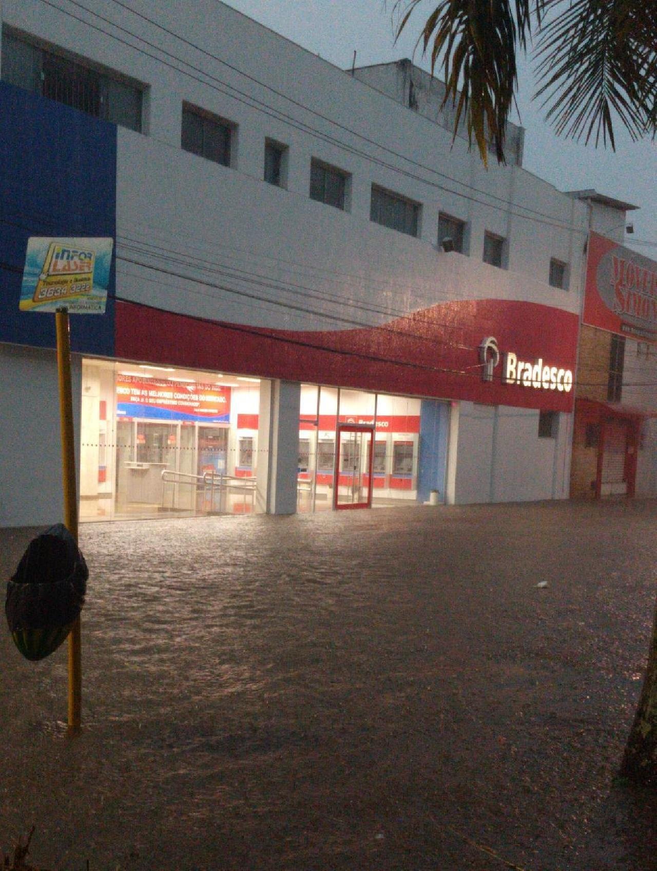 FORTES CHUVAS INUNDAM ILHÉUS