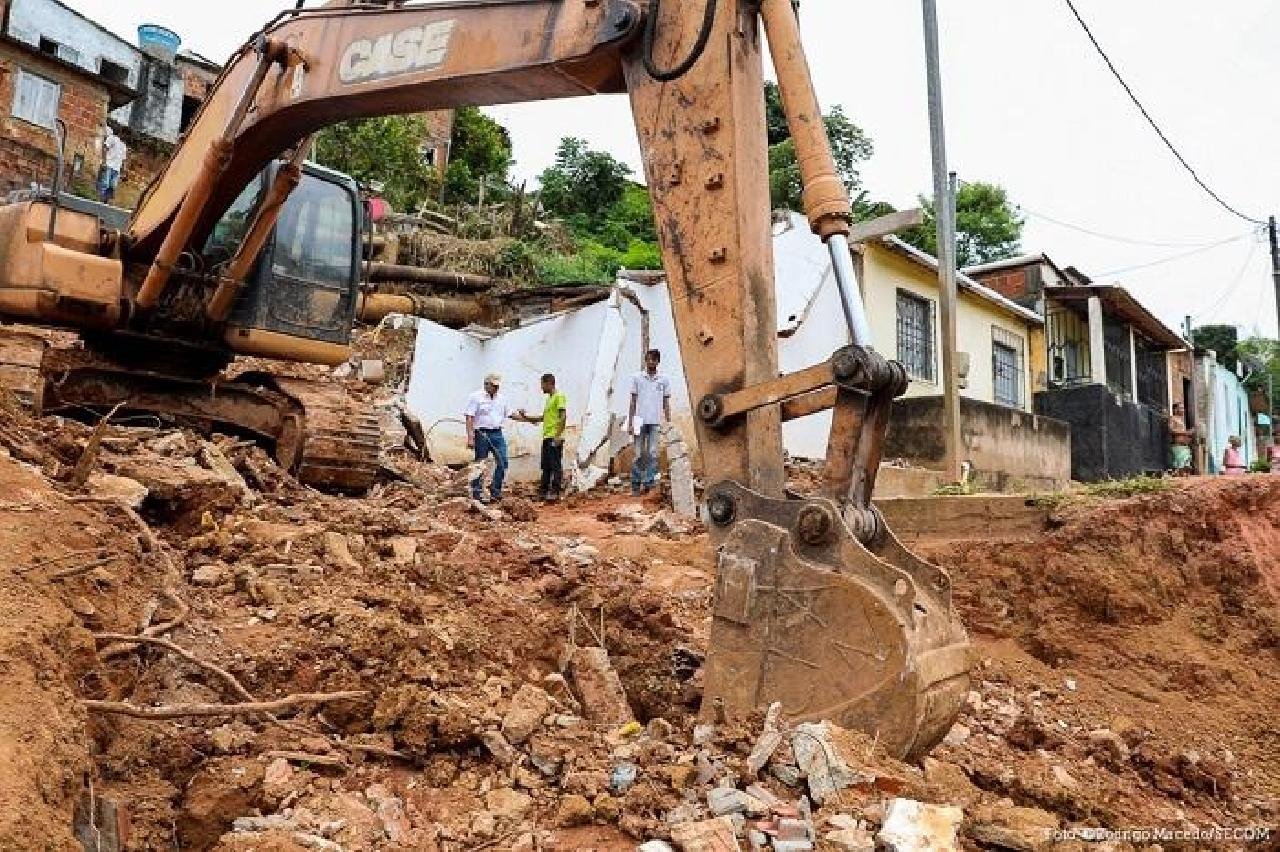 DEFESA CIVIL DÁ ASSISTÊNCIA ÀS VÍTIMAS DO ROMPIMENTO DE ADUTORA NO ALTO DA TAPERA