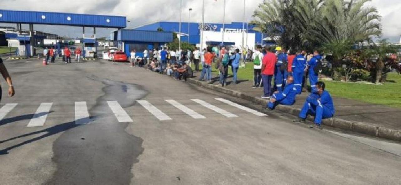 FUNCIONÁRIOS DA NESTLÉ FAZEM PROTESTO NA FRENTE DA FÁBRICA EM FEIRA DE SANTANA