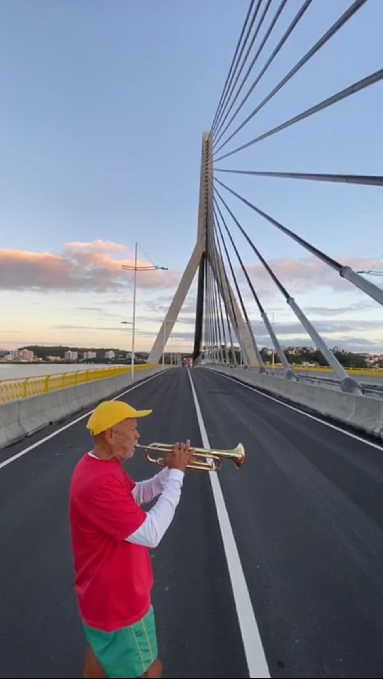 PROFESSOR CLÉLIO FAZ HOMENAGEM A ILHÉUS NA PONTE JORGE AMADO.