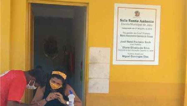 ALUNOS DE PIAÇAVEIRA RECEBEM KIT ALIMENTAÇÃO ESCOLAR