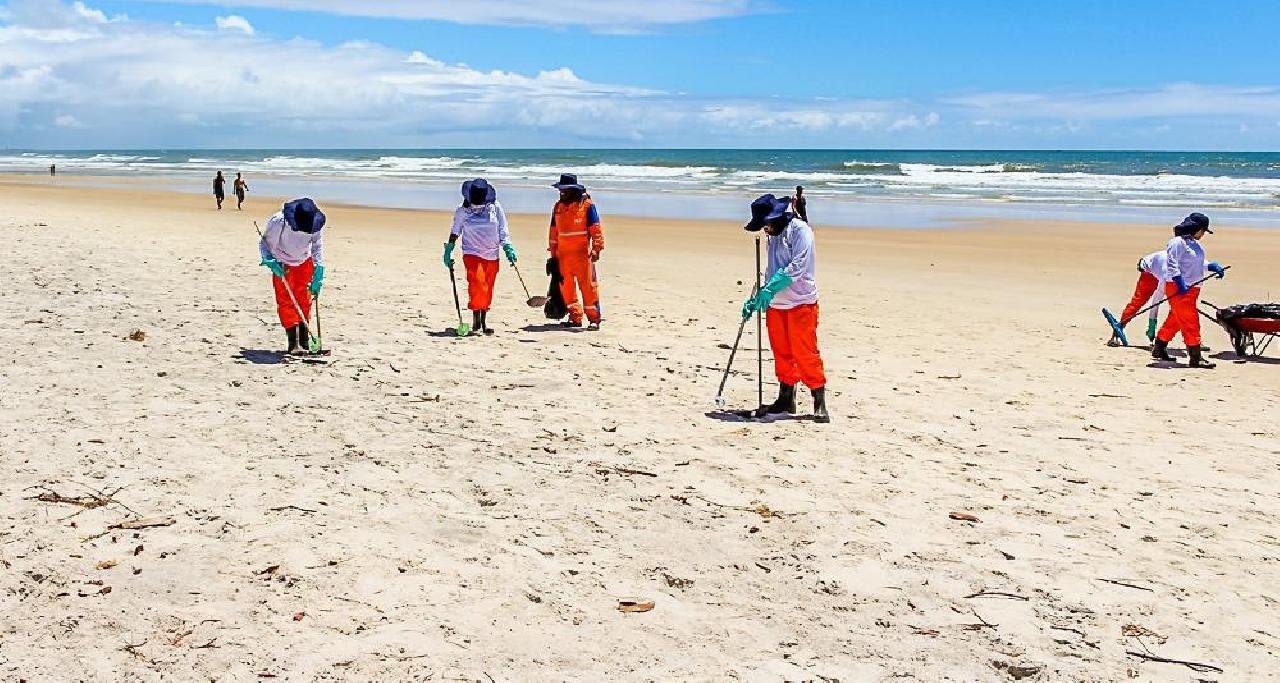 FORÇA-TAREFA GARANTE LIMPEZA DAS PRAIAS DE ILHÉUS