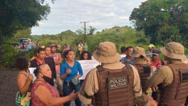 PROTESTO DE MORADORES DO SÃO JOSÉ INTERDITA ESTRADA ILHÉUS-URUÇUCA