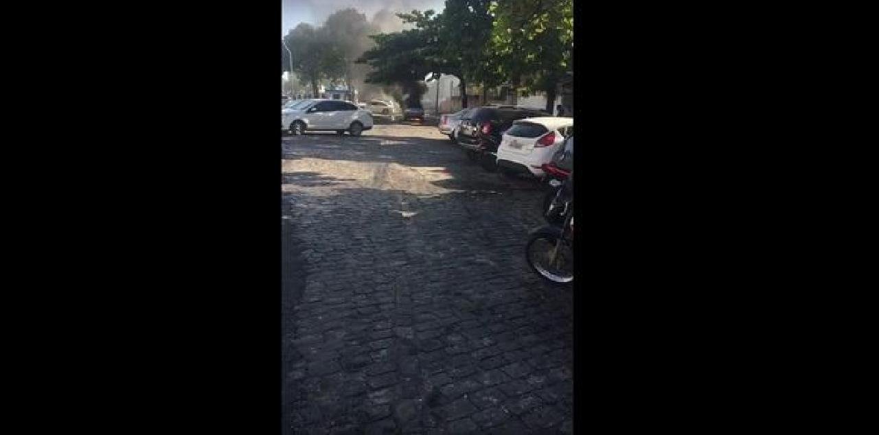 VÍDEO: CARRO PEGA FOGO EM FRENTE AO FÓRUM, EM ILHÉUS