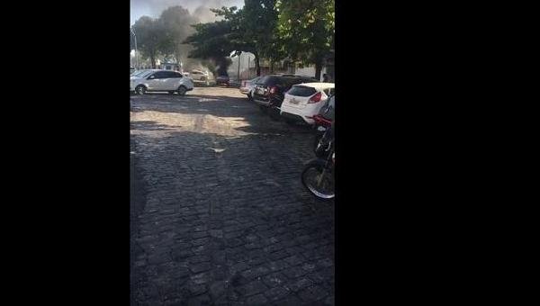 VÍDEO: CARRO PEGA FOGO EM FRENTE AO FÓRUM, EM ILHÉUS