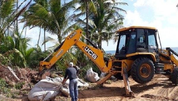 MORADORES DENUNCIAM QUE ÓLEO RECOLHIDO DAS PRAIAS DE MARAÚ ESTÁ DESCARTADO IRREGULARMENTE